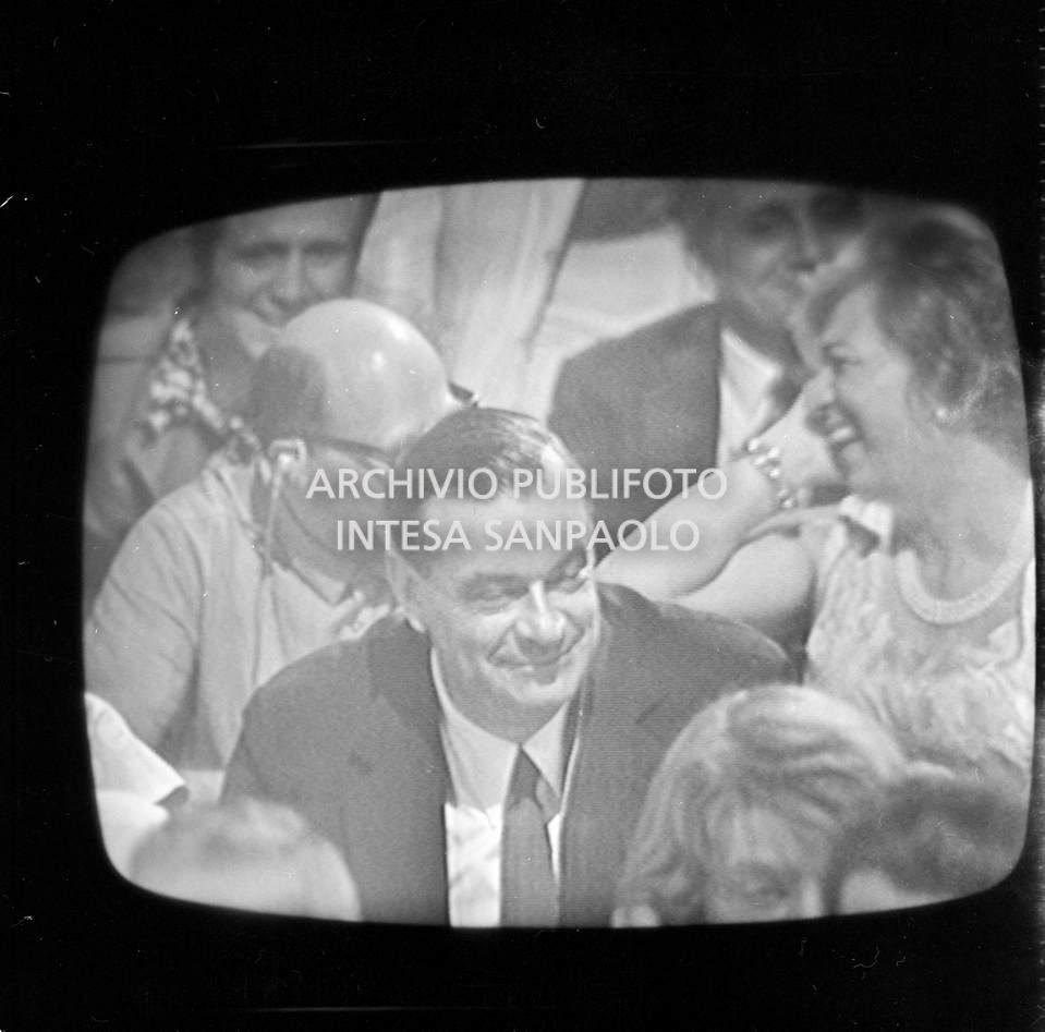 Ripresa dello schermo televisivo che trasmette la storica diretta  dello sbarco sulla luna, durata 28 ore, e condotta dallo studio 3 della RAI di via Teulada a Roma