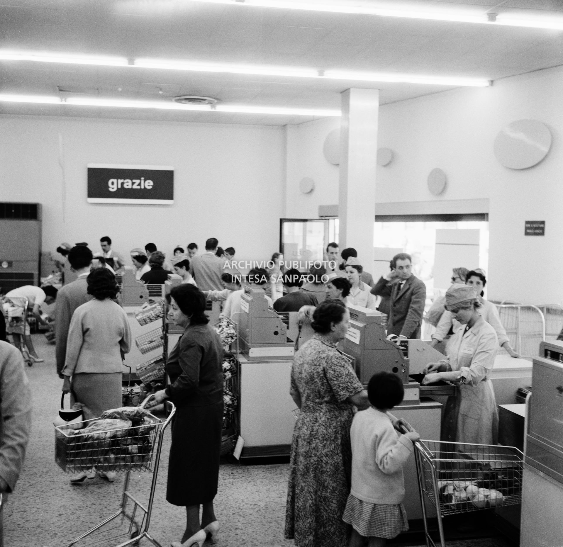 Clienti alle casse dell'Esselunga