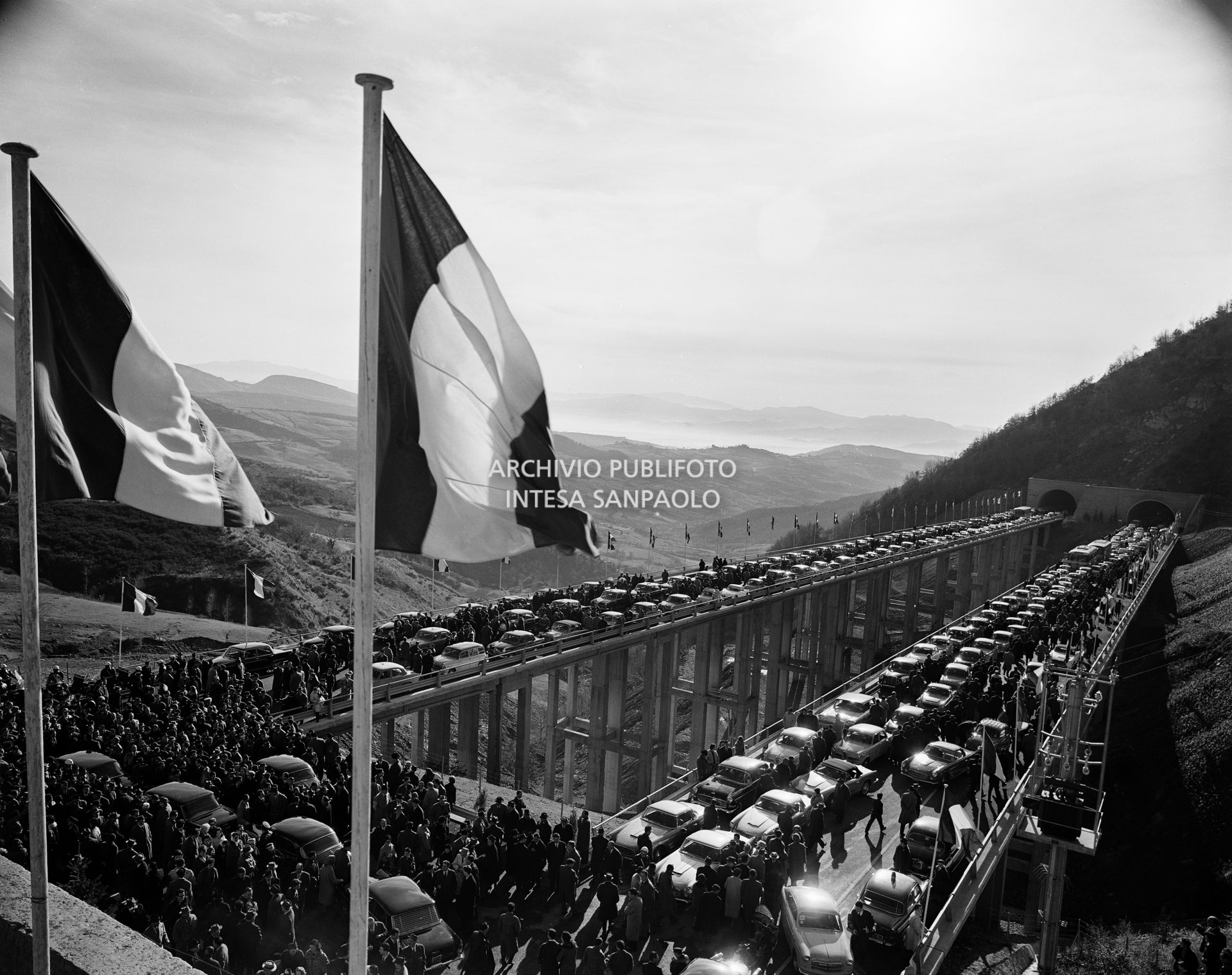 Autostrada del Sole: folla all'inaugurazione del tratto Bologna-Firenze presso la Galleria Citerna