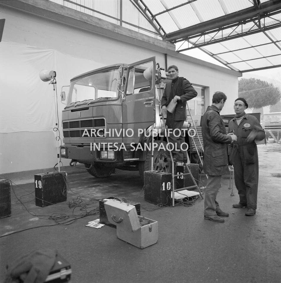 Personale dell'agenzia Publifoto allestisce il set fotografico per riprendere il nuovo autocarro Fiat 684N