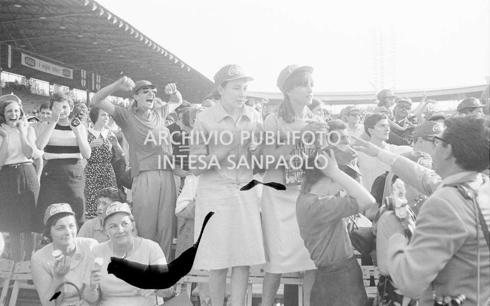 Fan scatenati al concerto pomeridiano dei Beatles al Vigorelli di Milano