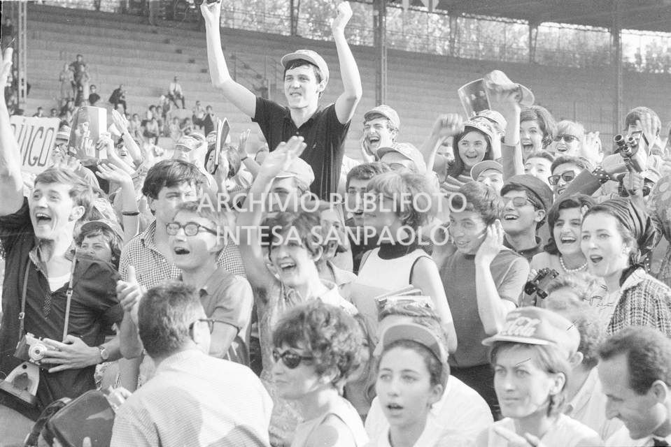 Pubblico entusiasta al concerto pomeridiano dei Beatles al Vigorelli di Milano