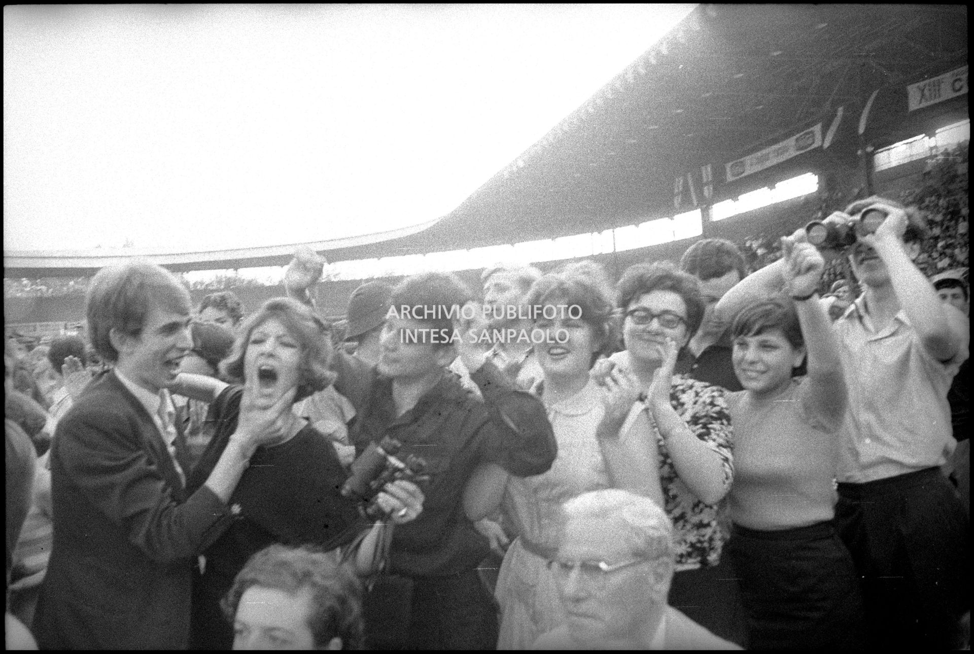 Fan scatenati al concerto pomeridiano dei Beatles al Vigorelli di Milano