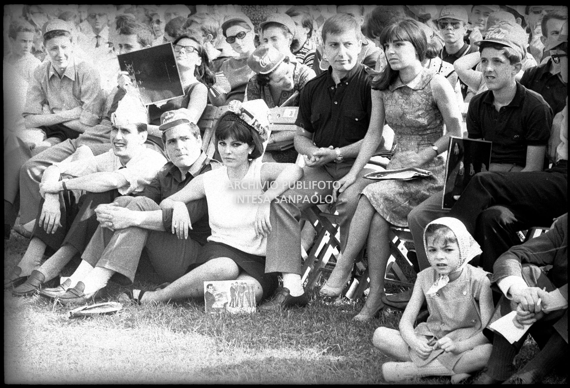 Claudia Mori e Gino Santercole tra il pubblico al concerto pomeridiano dei Beatles al Vigorelli di Milano