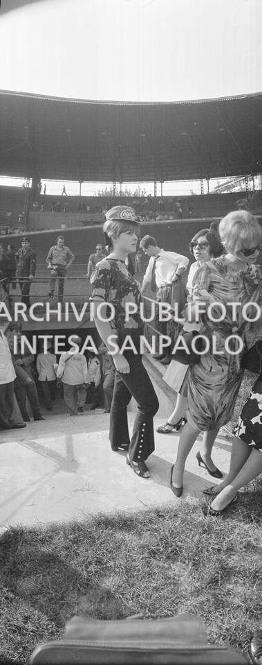 Ragazze nel backstage al concerto pomeridiano dei Beatles al Vigorelli di Milano