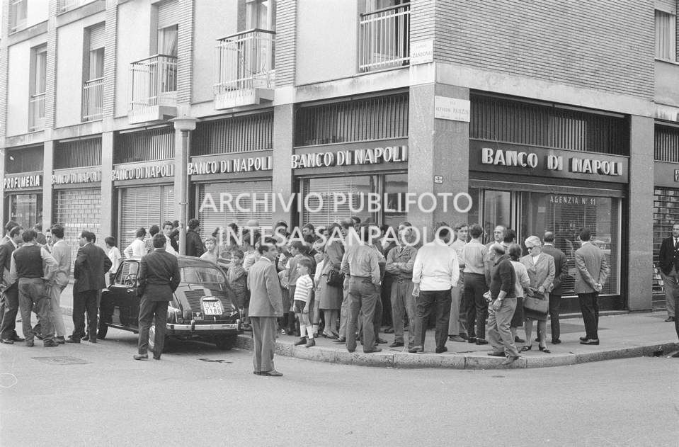 Folla di curiosi davanti all'agenzia 11 del Banco di Napoli, in largo Zandonai a Milano, rapinata dalla banda Cavallero