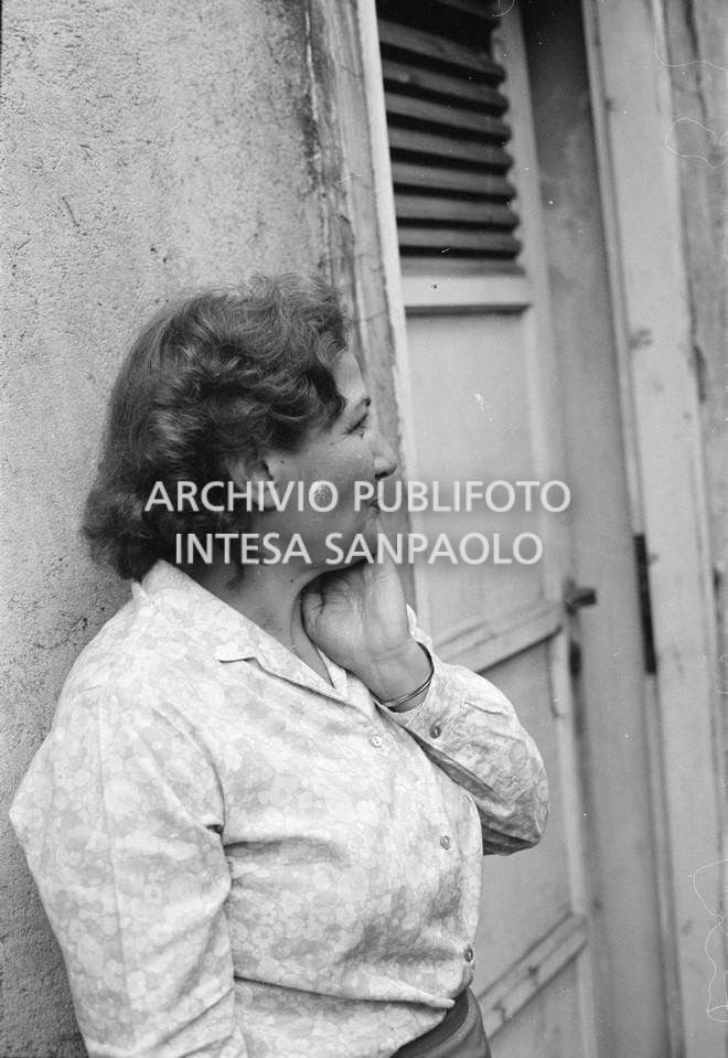 Una donna ritratta dopo la rapina dell'agenzia 11 del Banco di Napoli, in largo Zandonai a Milano, realizzata dalla banda Cavallero