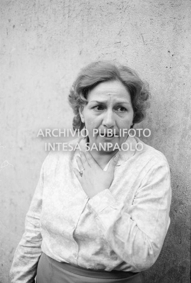 Una donna ritratta dopo la rapina dell'agenzia 11 del Banco di Napoli, in largo Zandonai a Milano, realizzata dalla banda Cavallero