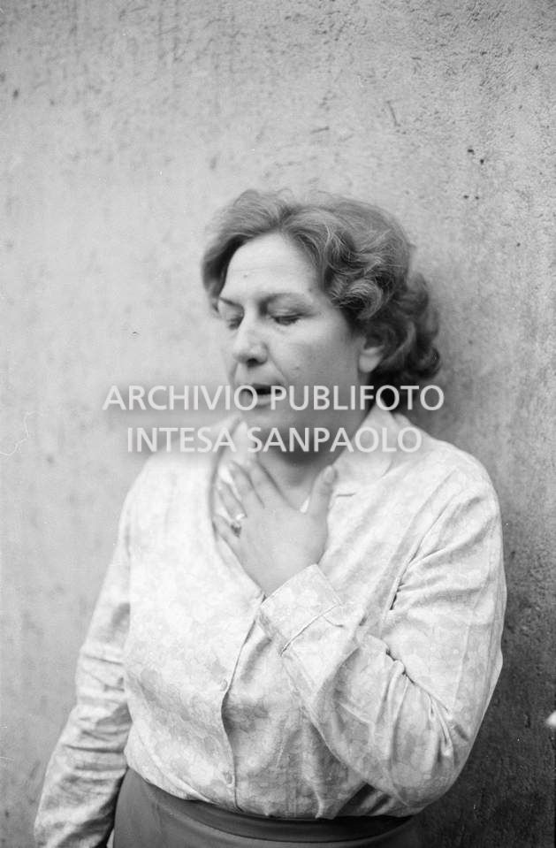 Una donna ritratta dopo la rapina dell'agenzia 11 del Banco di Napoli, in largo Zandonai a Milano, realizzata dalla banda Cavallero