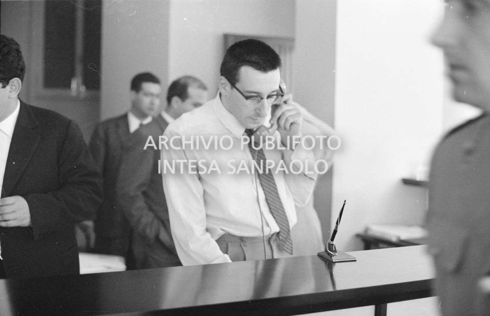 Un cassiere, dell'agenzia 11 del Banco di Napoli, in largo Zandonai a Milano, al telefono, dopo la rapina subita dalla banda Cavallero