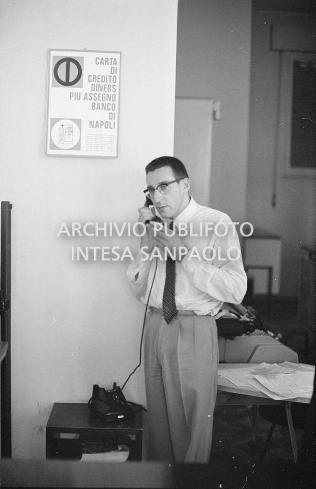Un cassiere, dell'agenzia 11 del Banco di Napoli, in largo Zandonai a Milano, al telefono, dopo la rapina subita dalla banda Cavallero