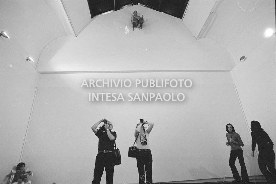 Due fotografi riprendono la composizione vivente di Gino De Dominicis installata alla XXXVI Biennale internazionale d'arte di Venezia