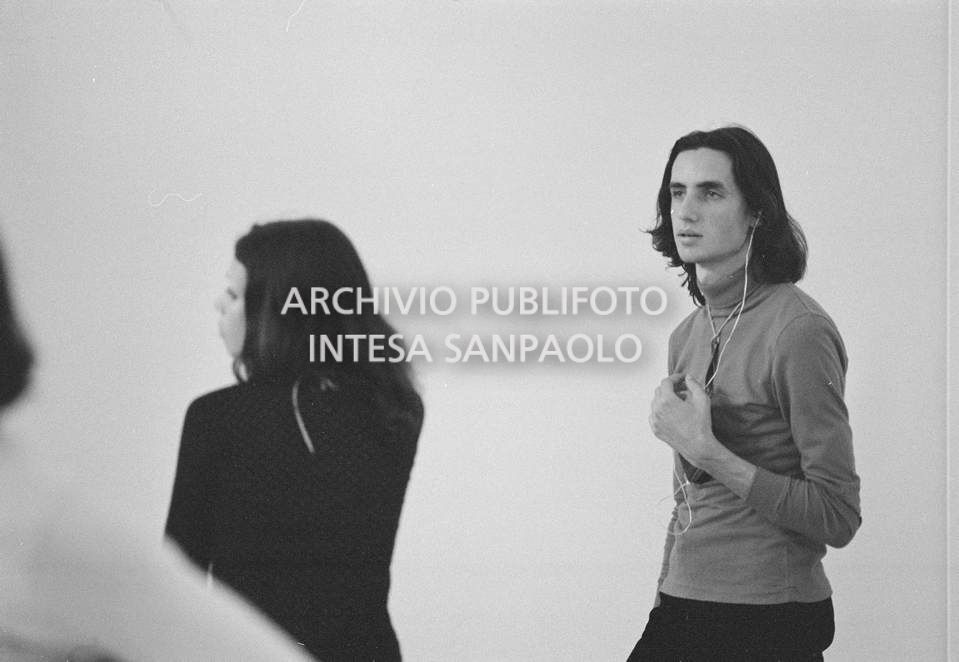 I due ballerini della composizione vivente di Gino De Dominicis installata alla XXXVI Biennale internazionale d'arte di Venezia