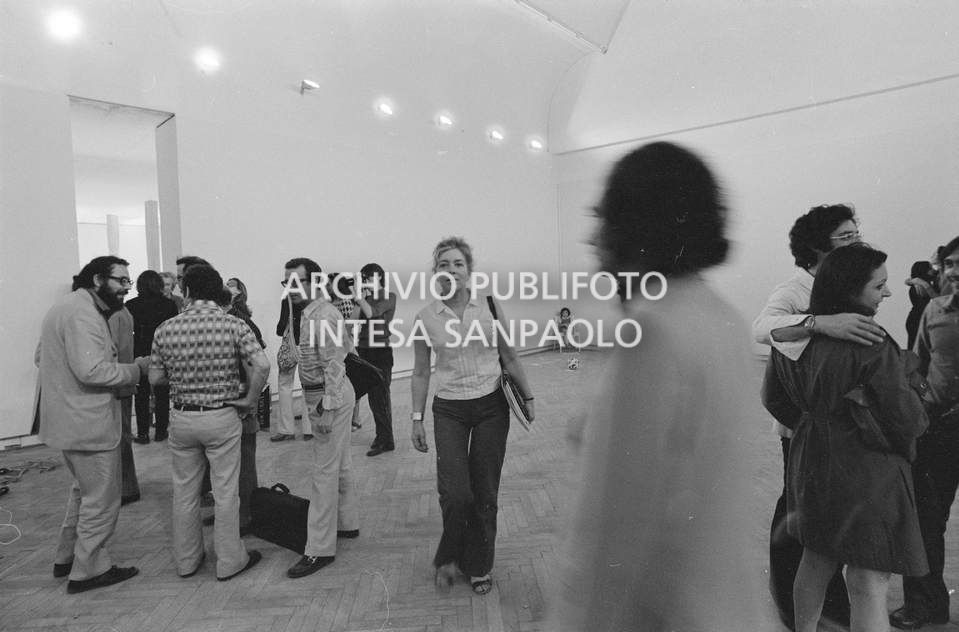 Visitatori nella sala che ospita la composizione vivente di Gino De Dominicis installata alla XXXVI Biennale internazionale d'arte di Venezia