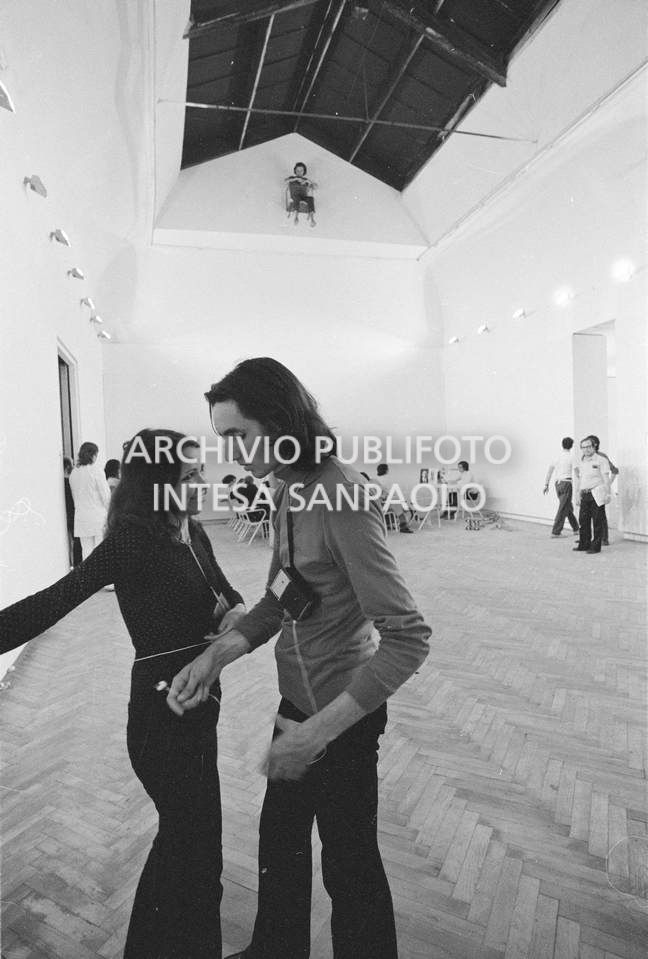 I due ballerini della composizione vivente di Gino De Dominicis installata alla XXXVI Biennale internazionale d'arte di Venezia