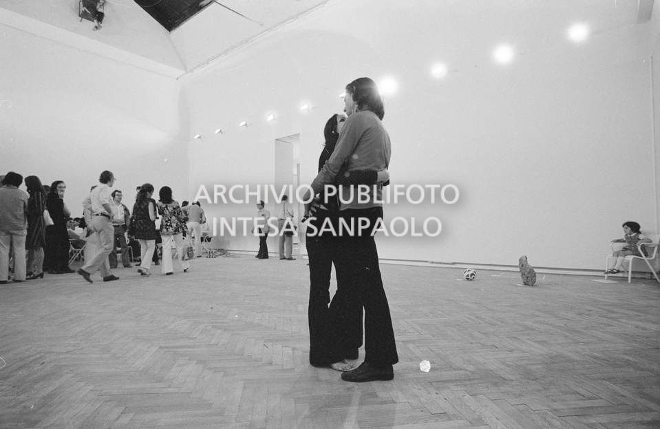 I due ballerini della composizione vivente di Gino De Dominicis installata alla XXXVI Biennale internazionale d'arte di Venezia