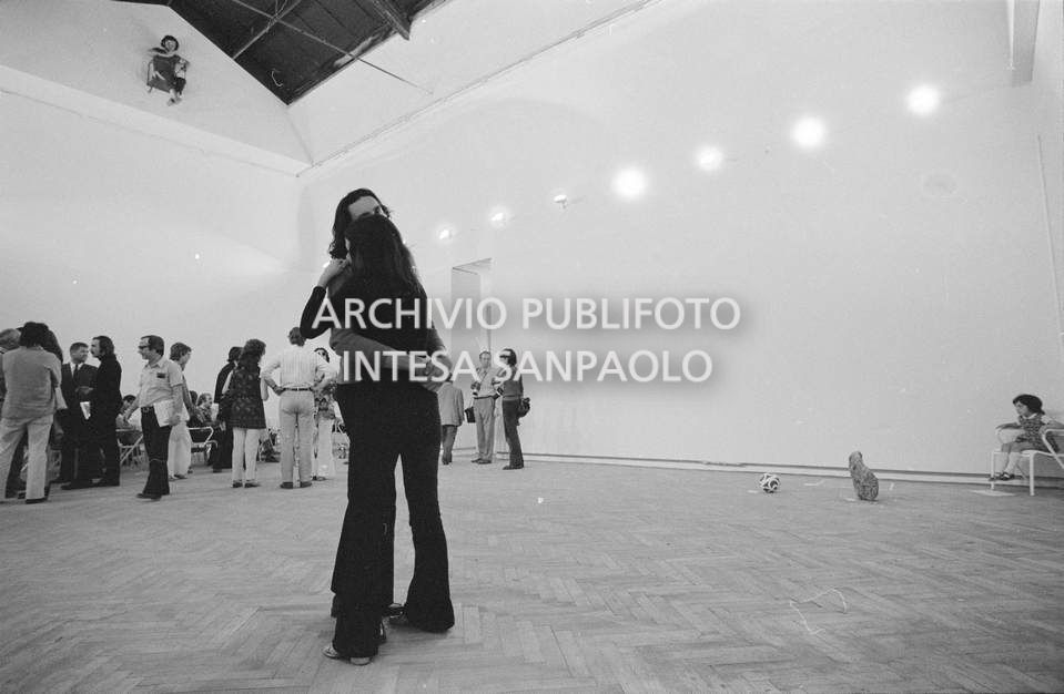 I due ballerini della composizione vivente di Gino De Dominicis installata alla XXXVI Biennale internazionale d'arte di Venezia