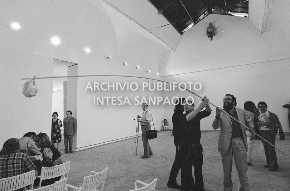 Visitatori nella sala che ospita la composizione vivente di Gino De Dominicis installata alla XXXVI Biennale internazionale d'arte di Venezia