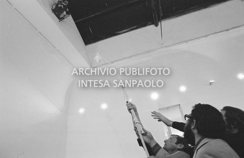 Composizione vivente di GIno De Dominicis installata alla XXXVI Biennale internazionale d'arte di Venezia