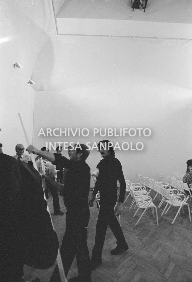 Gino De Dominicis nella sala che ospita la sua composizione vivente installata alla XXXVI Biennale internazionale d'arte di Venezia