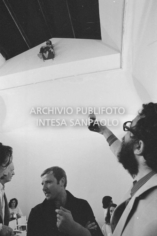 Visitatore brinda alla composizione vivente di Gino De Dominicis (a sinistra), installata alla XXXVI Biennale internazionale d'arte di Venezia