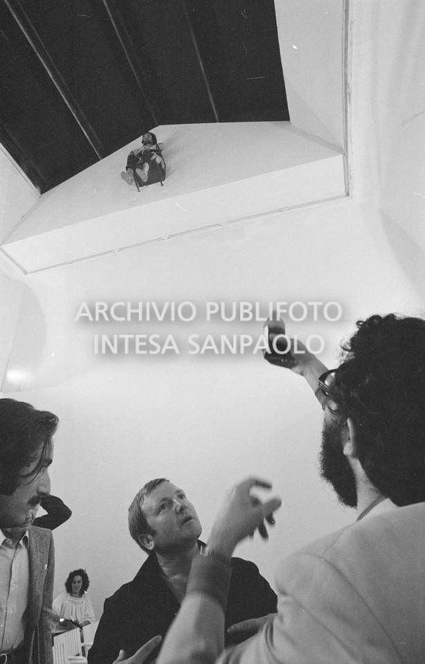 Visitatore brinda alla composizione vivente di Gino De Dominicis (a sinistra), installata alla XXXVI Biennale internazionale d'arte di Venezia