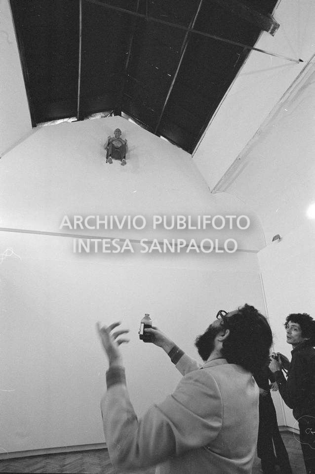 Visitatori nella sala che ospita la composizione vivente di Gino De Dominicis installata alla XXXVI Biennale internazionale d'arte di Venezia