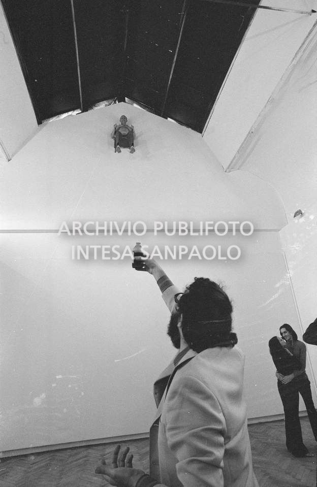 Visitatore brinda alla composizione vivente di Gino De Dominicis installata alla XXXVI Biennale internazionale d'arte di Venezia