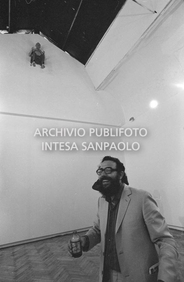 Visitatore nella sala che ospita la composizione vivente di Gino De Dominicis installata alla XXXVI Biennale internazionale d'arte di Venezia