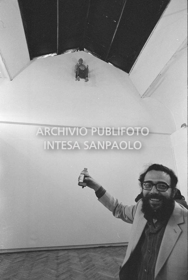 Visitatore brinda alla composizione vivente di Gino De Dominicis installata alla XXXVI Biennale internazionale d'arte di Venezia