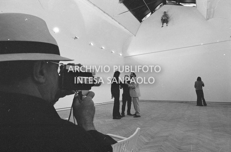 Visitatore riprende con una cinepresa amatoriale la composizione vivente di Gino De Dominicis installata alla XXXVI Biennale internazionale d'arte di Venezia e i visitatori