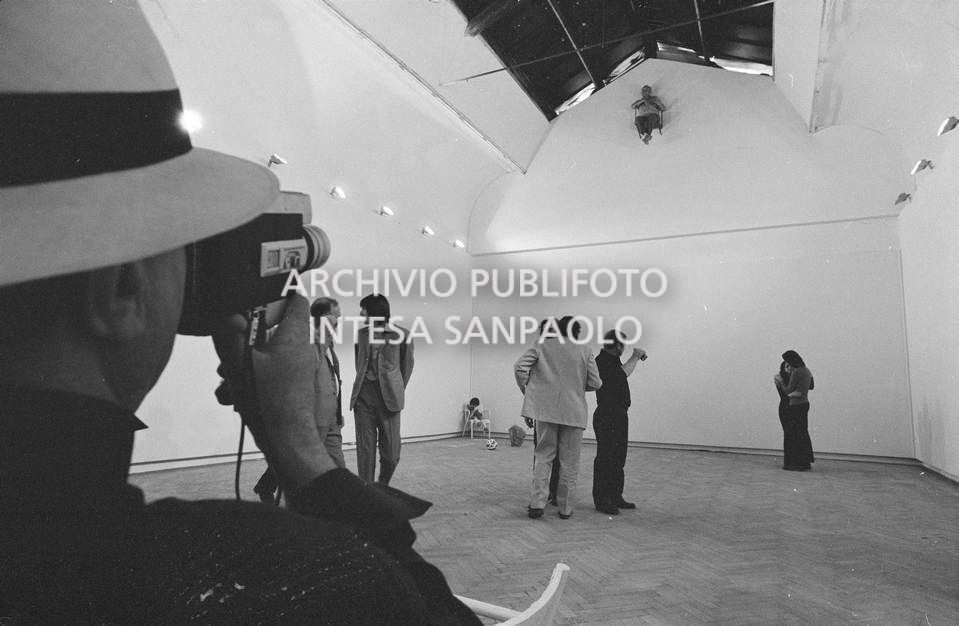 Visitatore riprende con una cinepresa amatoriale la composizione vivente di Gino De Dominicis installata alla XXXVI Biennale internazionale d'arte di Venezia e i visitatori