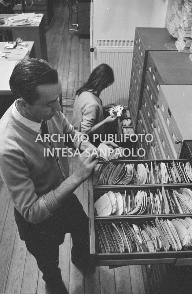 L'archivio dell'agenzia Publifoto nella sede di via Bramante a Milano; in primo piano Ettore Bianchi