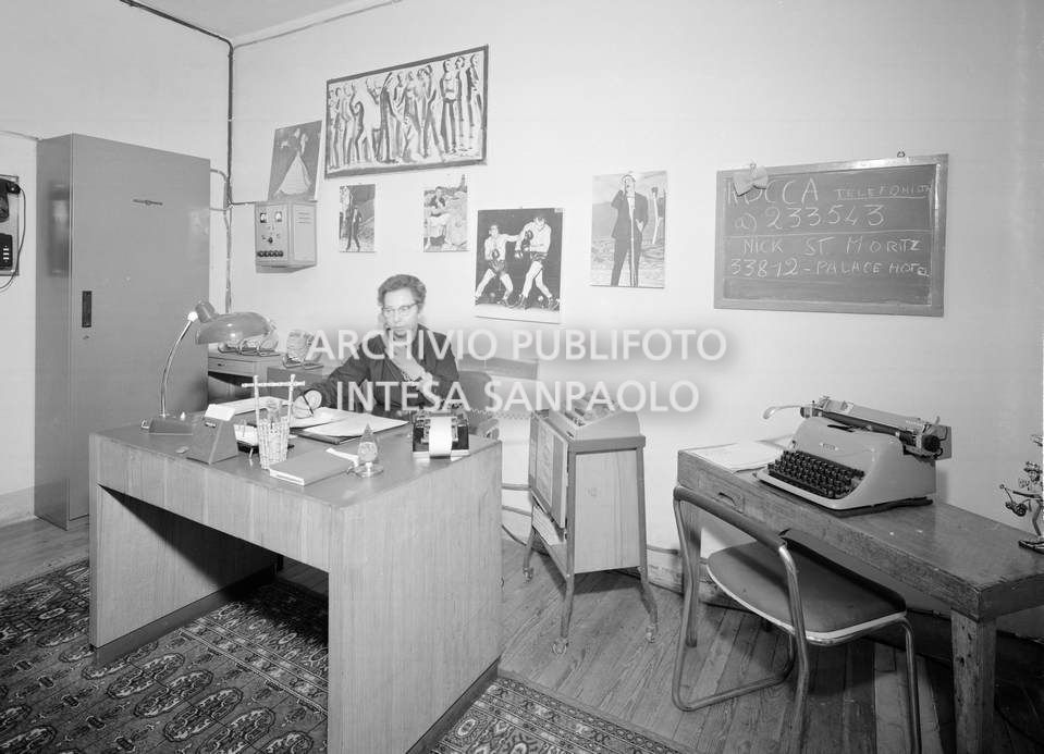 Un'addetta al centralino presso l'agenzia Publifoto nella sede di via Bramante a Milano