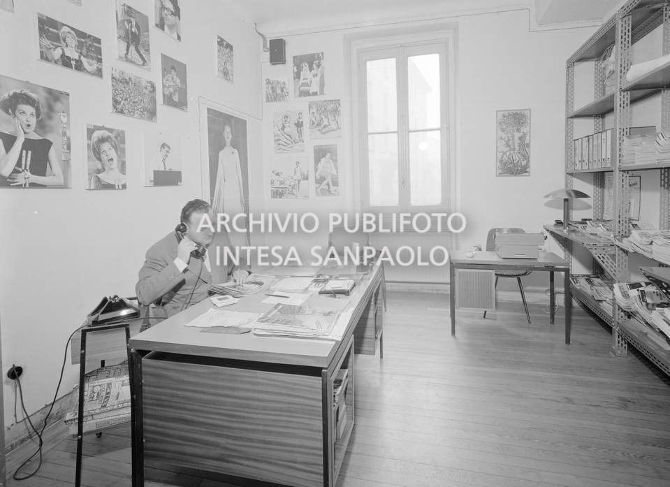 Piero Farnè alla scrivania presso l'agenzia Publifoto in via Bramante a Milano