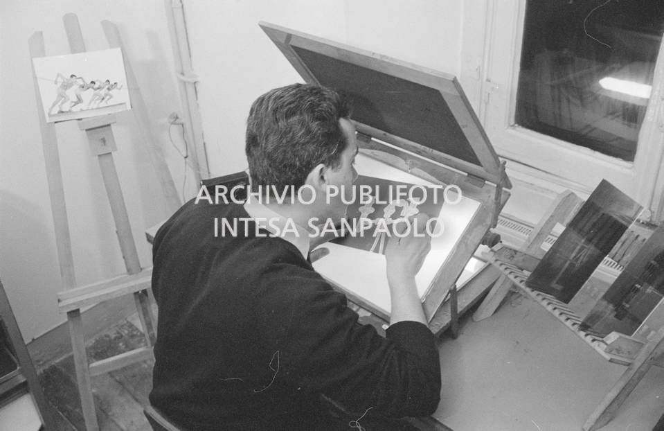 Nicola D'Alessio alla postazione dedicata al ritocco delle fotografie e dei negativi nella sede dell'agenzia Publifoto in via Bramante a Milano