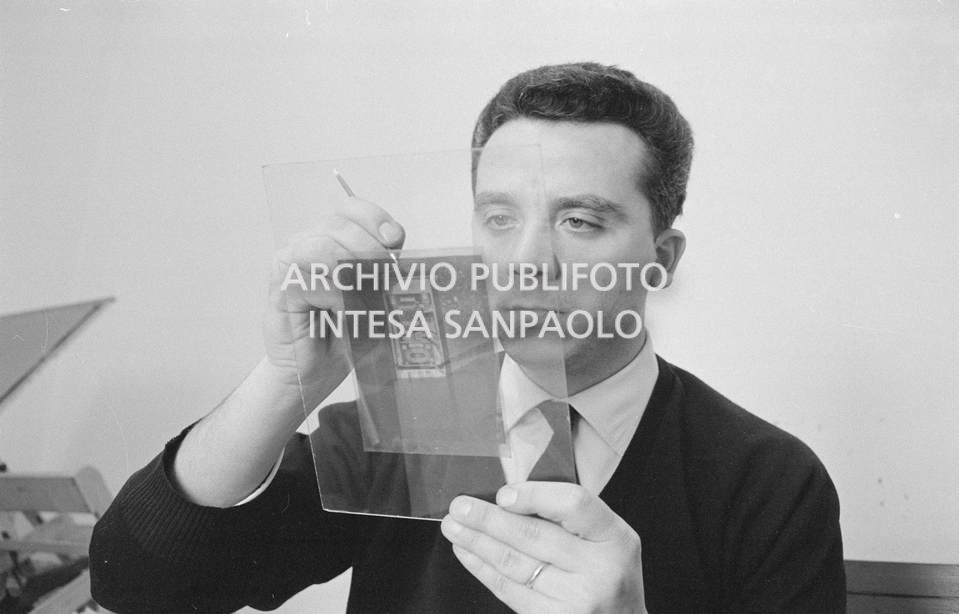 Nicola D'Alessio alla postazione dedicata al ritocco delle fotografie e dei negativi nella sede dell'agenzia Publifoto in via Bramante a Milano