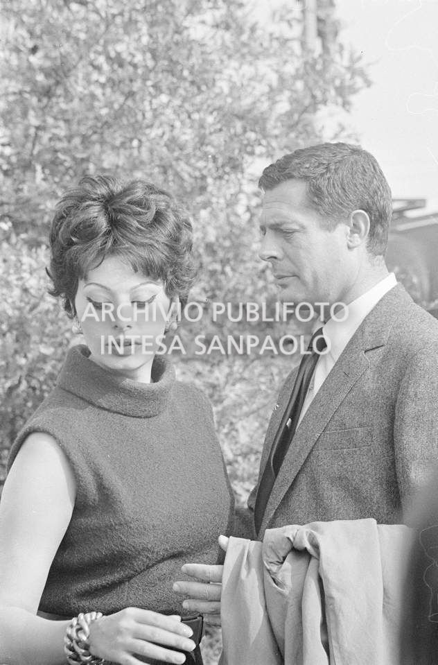 Sophia Loren e Marcello Mastrioianni sul set del secondo episodio, ambientato a Milano, del film "Ieri, oggi, domani" del regista Vittorio De Sica