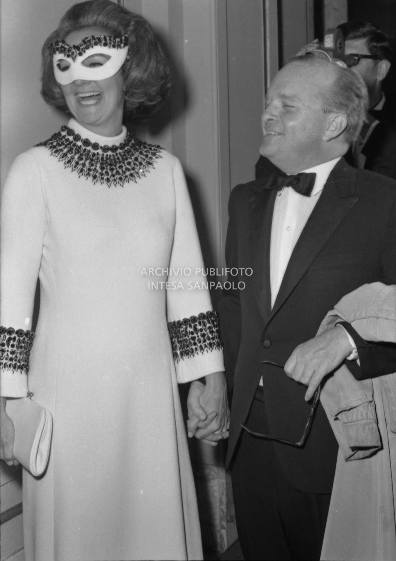 Katherine Graham in maschera e Truman Capote al "Black and White Ball"<br>728135/190