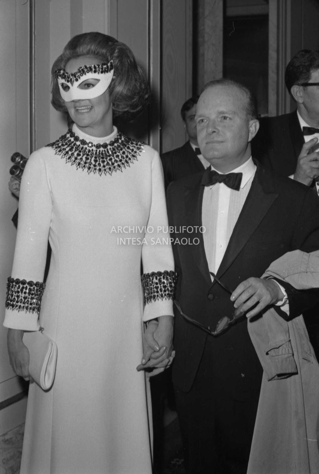 Katherine Graham in maschera e Truman Capote al "Black and White Ball"<br>728135/191