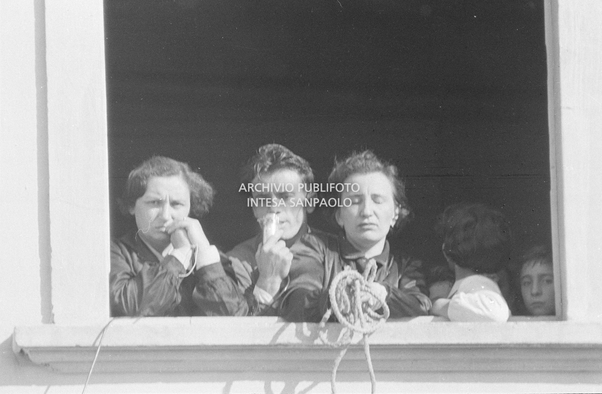 Due maestre della scuola elementare di Terrazzano, frazione di Rho in provincia di Milano, affacciate alla finestra a fianco a Arturo Santato, al microfono, che, con il fratello Egidio, le tiene in ostaggio con gli alunni e un'altra maestra