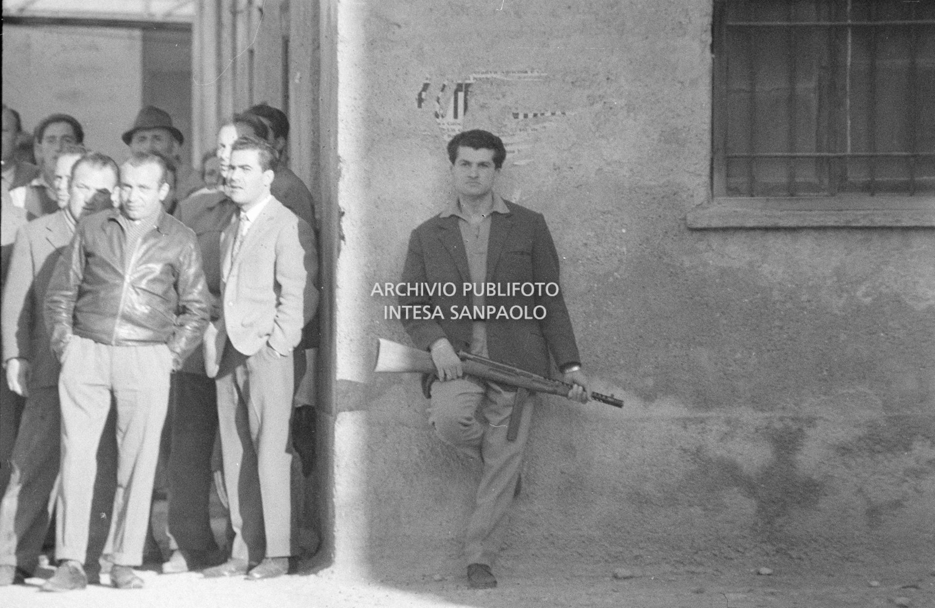 Gruppo di uomini in attesa durante le ore del sequestro delle maestre e degli alunni della scuola elementare di Terrazzano, frazione di Rho in provincia di Milano, da parte dei due fratelli Santato. Uno di loro tiene in mano un fucile