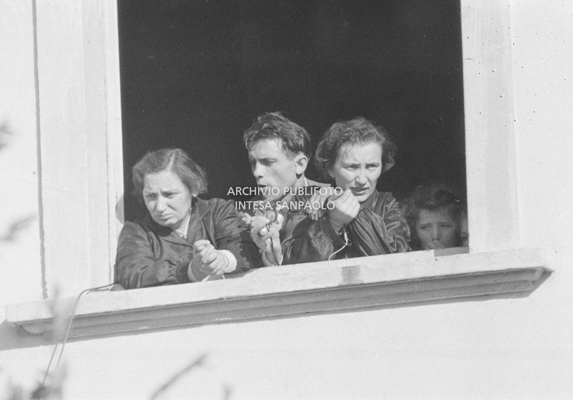 Arturo Santato, parla al microfono, alla finestra della scuola elementare di Terrazzano, frazione di Rho in provincia di Milano, a fianco a due maestre che ha sequestrato, insieme agli alunni e a un'altra maestra, con il fratello Egidio