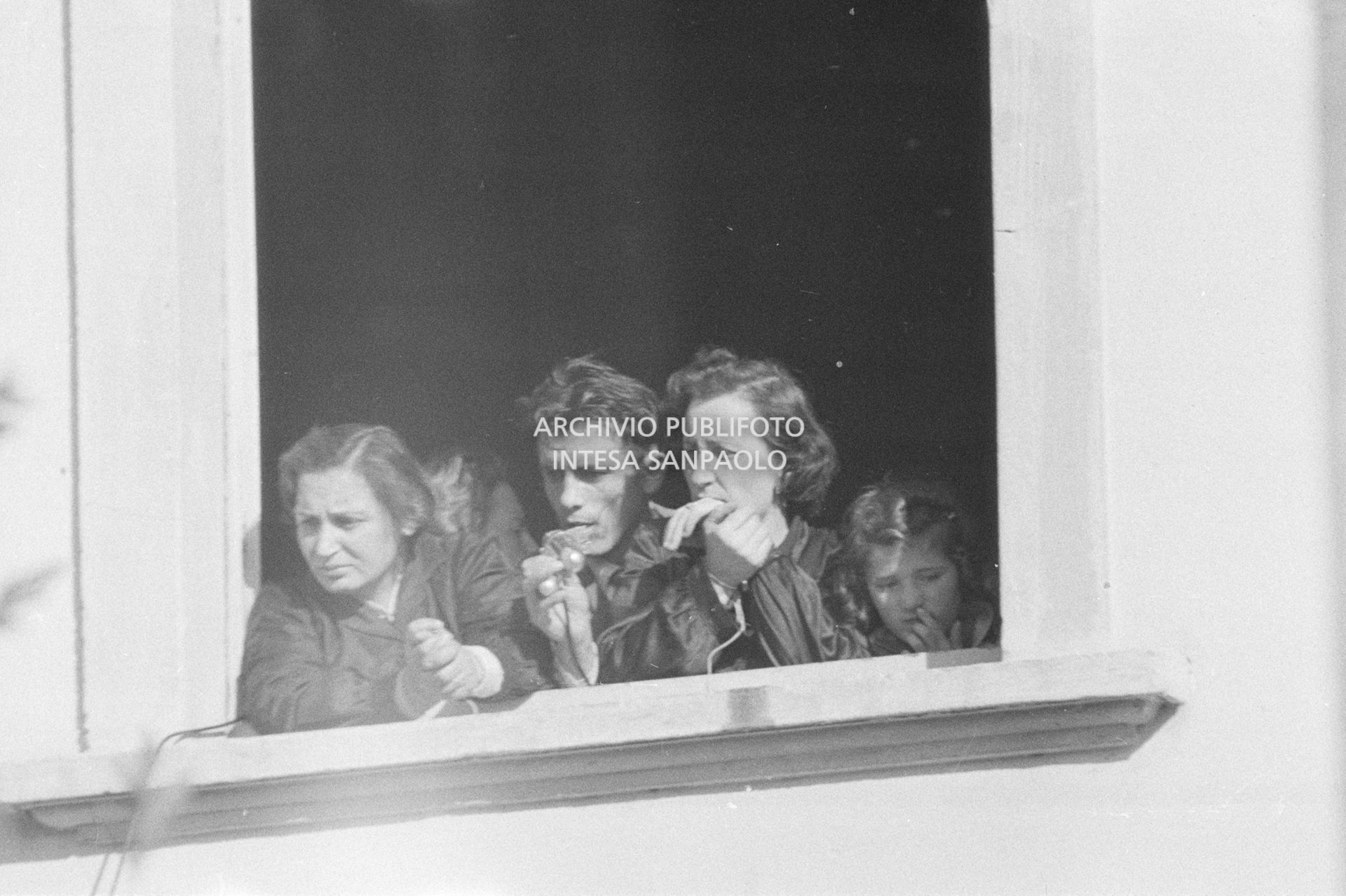 Arturo Santato, parla al microfono, alla finestra della scuola elementare di Terrazzano, frazione di Rho in provincia di Milano, a fianco a due maestre che ha sequestrato, insieme agli alunni e a un'altra maestra, con il fratello Egidio