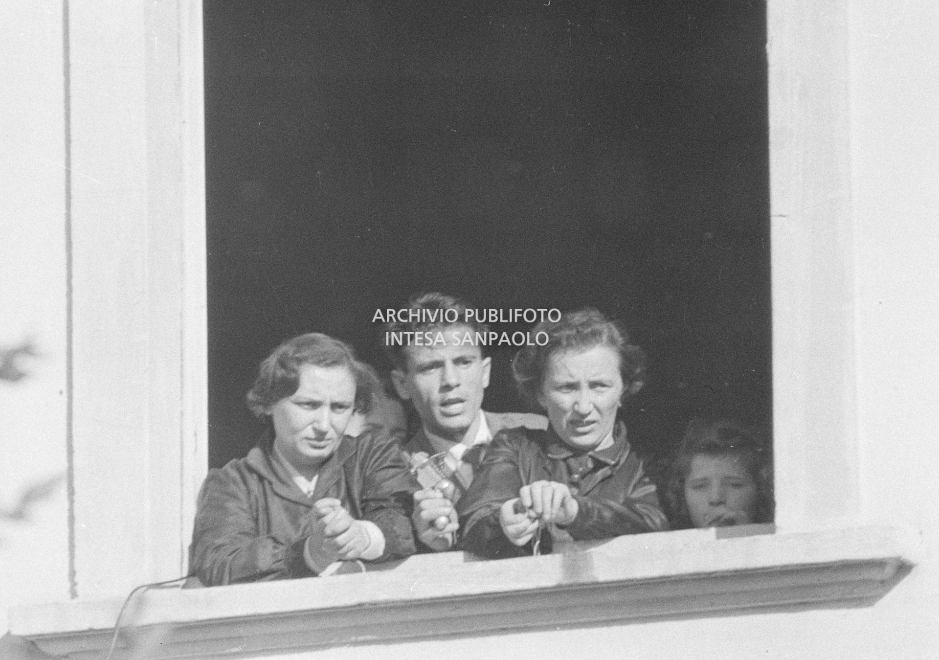 Arturo Santato, parla al microfono, alla finestra della scuola elementare di Terrazzano, frazione di Rho in provincia di Milano, a fianco a due maestre che ha sequestrato, insieme agli alunni e a un'altra maestra, con il fratello Egidio