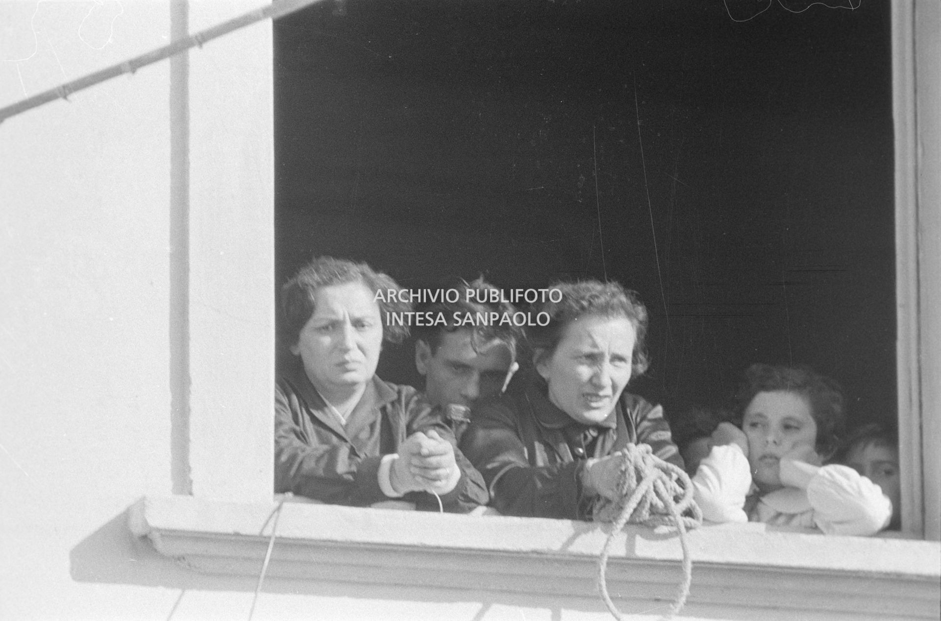 Arturo Santato, parla al microfono, alla finestra della scuola elementare di Terrazzano, frazione di Rho in provincia di Milano, a fianco a due maestre che ha sequestrato, insieme agli alunni e a un'altra maestra, con il fratello Egidio