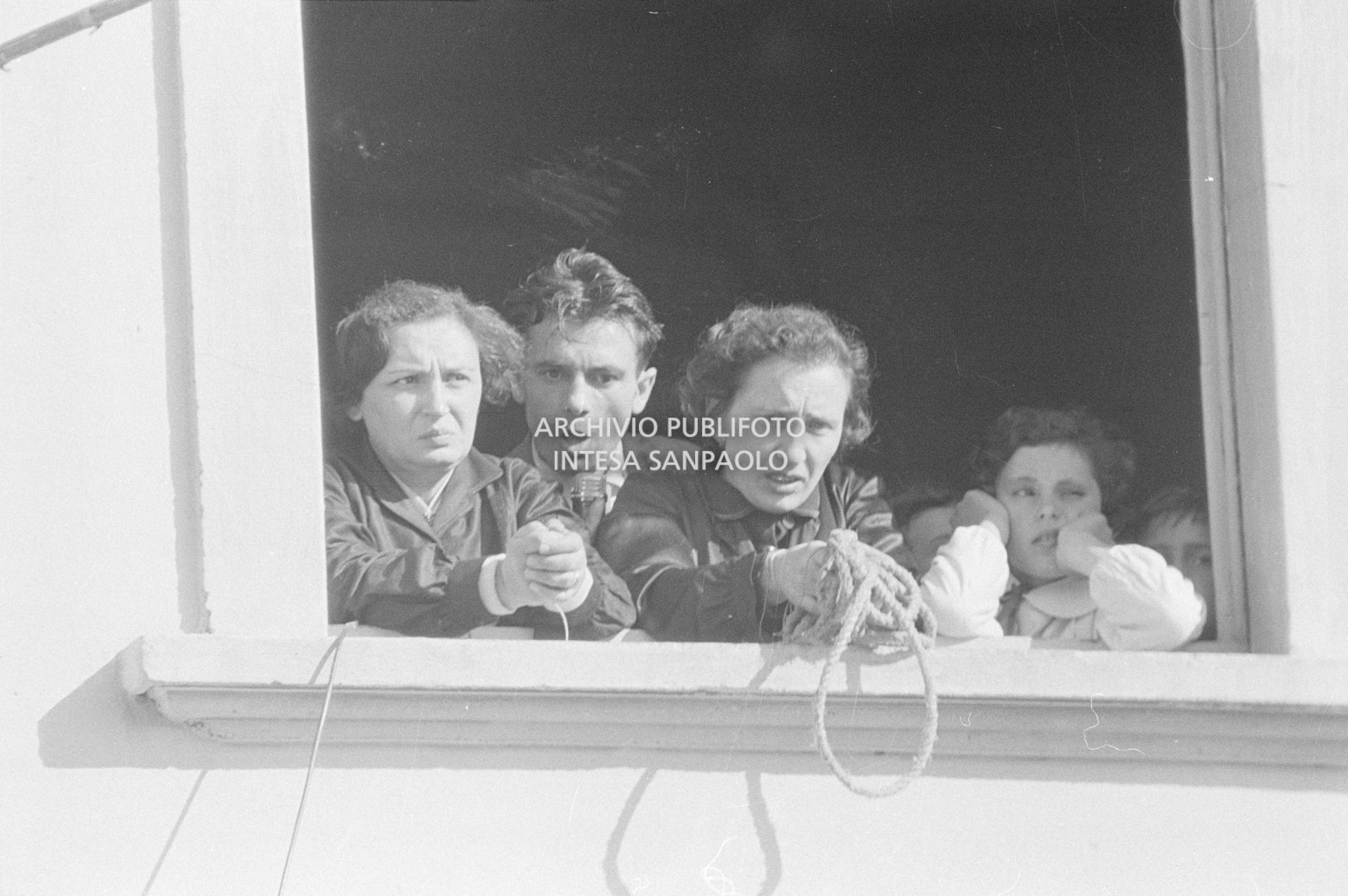 Arturo Santato, parla al microfono, alla finestra della scuola elementare di Terrazzano, frazione di Rho in provincia di Milano, a fianco a due maestre che ha sequestrato, insieme agli alunni e a un'altra maestra, con il fratello Egidio