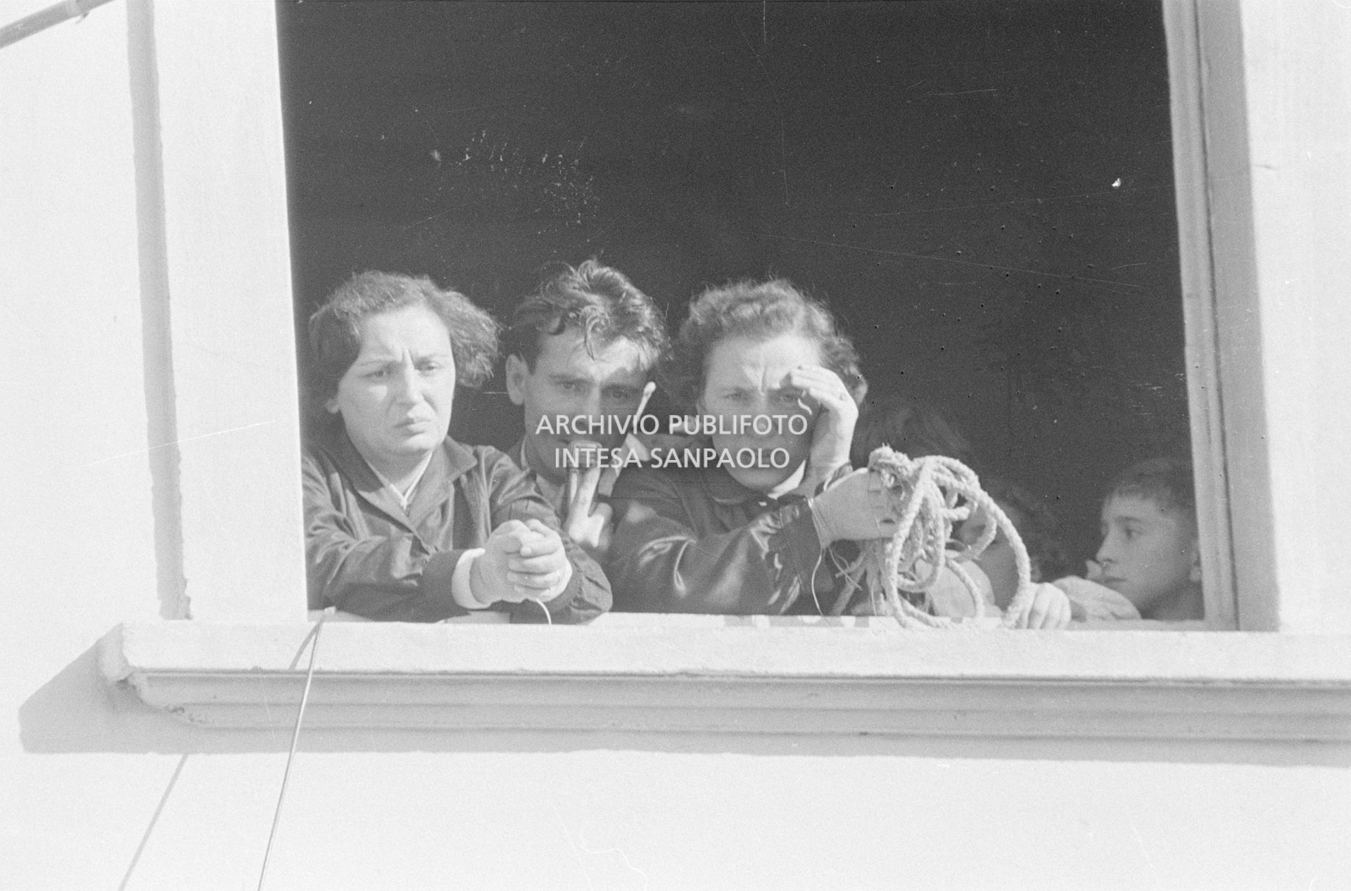 Arturo Santato, parla al microfono, alla finestra della scuola elementare di Terrazzano, frazione di Rho in provincia di Milano, a fianco a due maestre che ha sequestrato, insieme agli alunni e a un'altra maestra, con il fratello Egidio