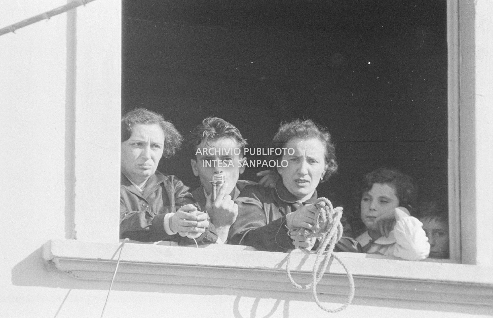 Arturo Santato, parla al microfono, alla finestra della scuola elementare di Terrazzano, frazione di Rho in provincia di Milano, a fianco a due maestre che ha sequestrato, insieme agli alunni e a un'altra maestra, con il fratello Egidio