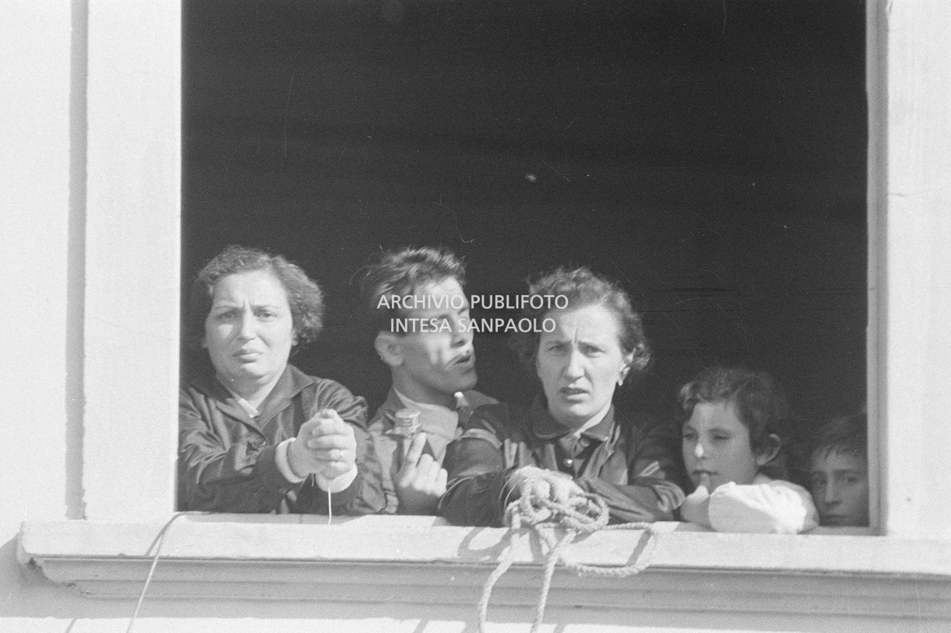 Arturo Santato, parla al microfono, alla finestra della scuola elementare di Terrazzano, frazione di Rho in provincia di Milano, a fianco a due maestre che ha sequestrato, insieme agli alunni e a un'altra maestra, con il fratello Egidio